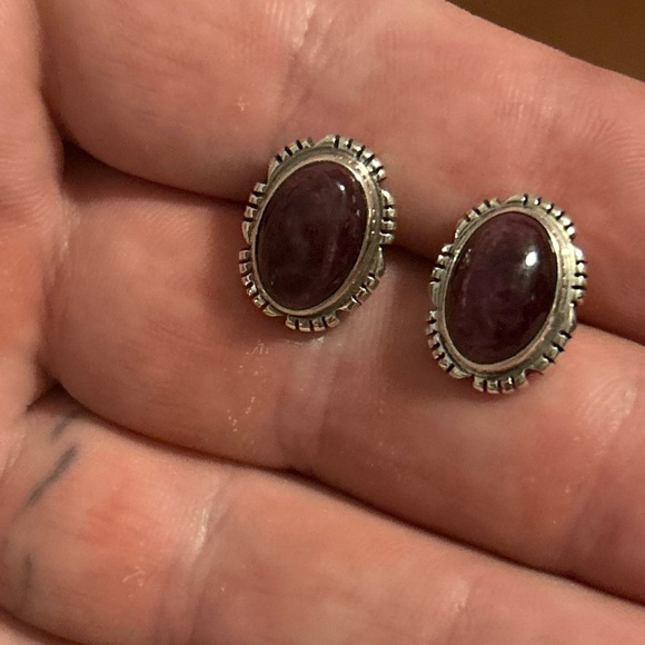 Sterling silver Native American purple spiny oyster signed post back earrings - Picture 8 of 9